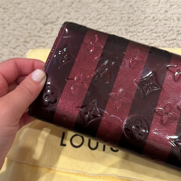 Louis Vuitton Amarante Rayures Monogram Vernis Sarah Wallet - Picture 6 of 6